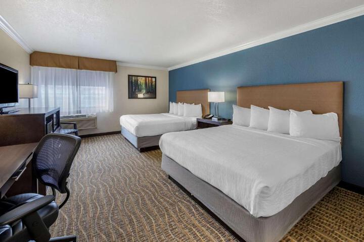 2 Queen Beds Desk Microwave and Refrigerator WiFi Full Breakfast (12 of 13)