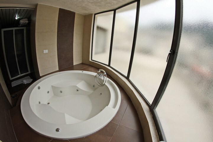 Hot Tub 38 of 64
