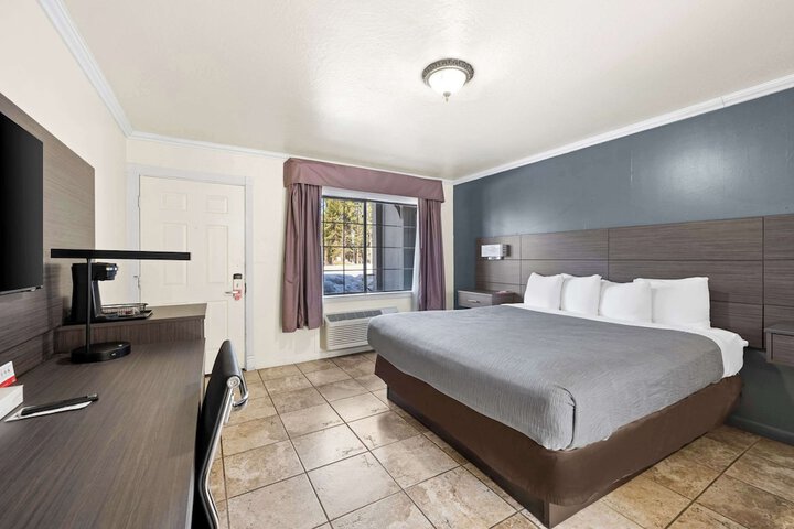 1 King Bed (11 of 18)