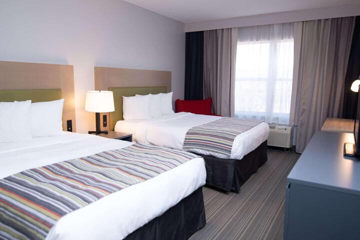 2 Queen Beds (3 of 4)