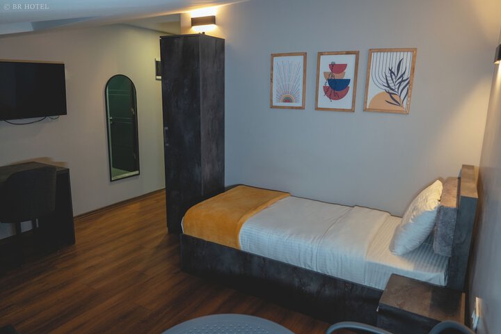 Room 11 of 25