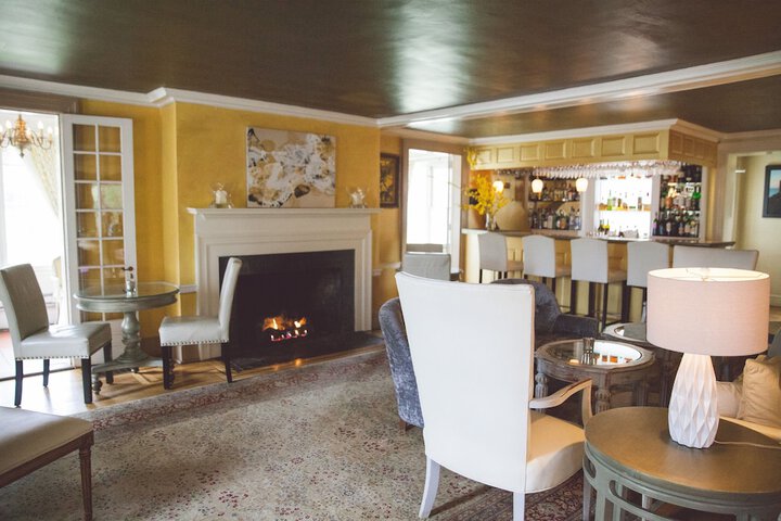 Lounge 51 of 74