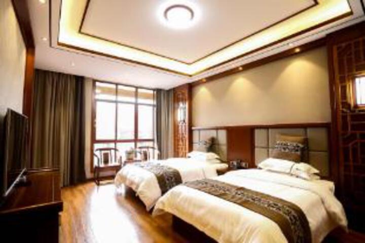 Room 6 of 8