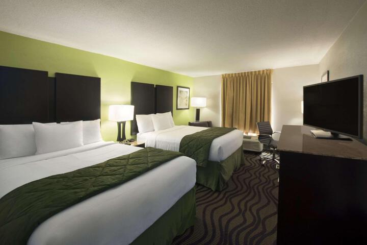 1 Queen Bed (3 of 10)