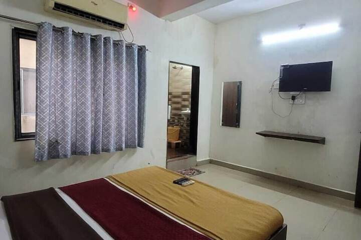 Room 5 of 12