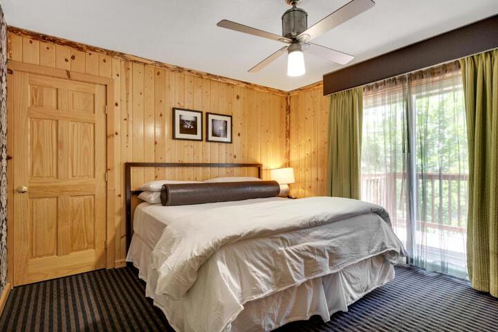 Deluxe King Bed (32 of 45)