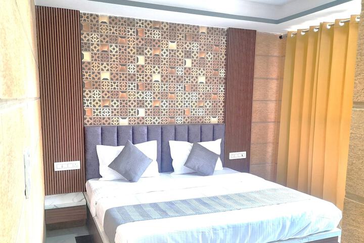 Room 9 of 32