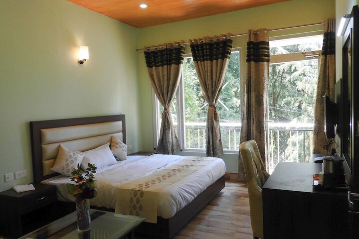 Room 4 of 9