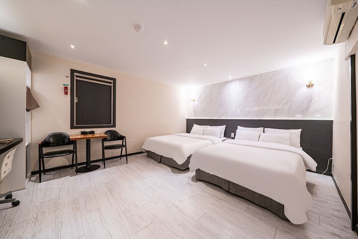 Room 2 of 39