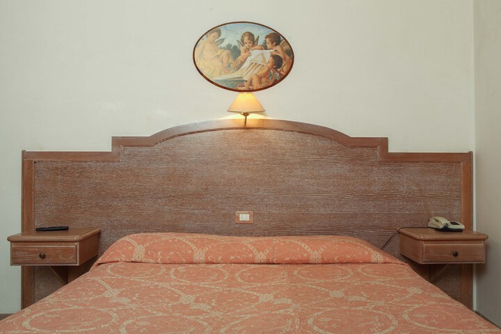 Room 14 of 33