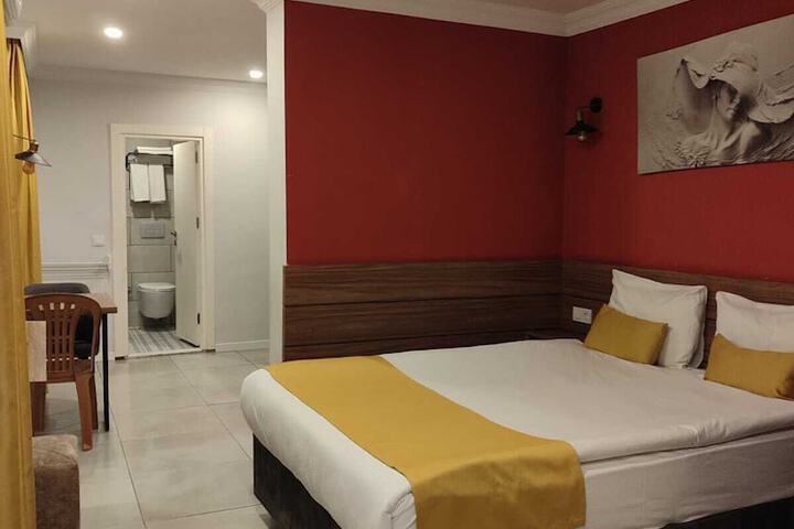 Room 32 of 47