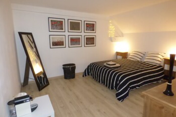 Room 9 of 11