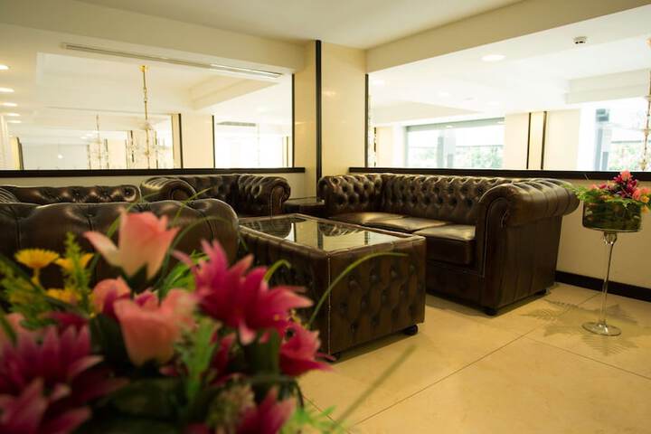 Lounge 46 of 52