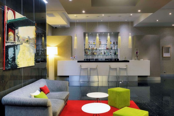 Lounge 53 of 64