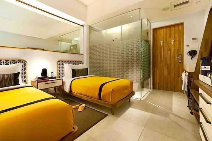 Room 8 of 33