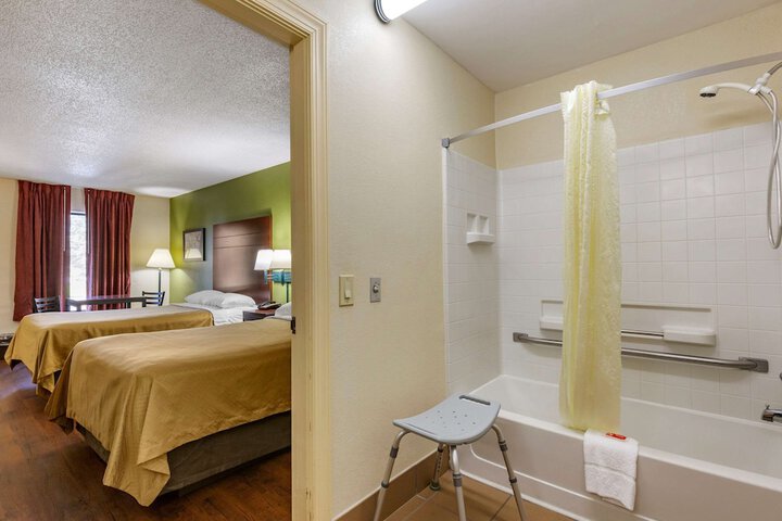 2 Double Beds (8 of 10)