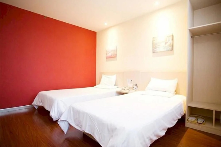 Room 4 of 17