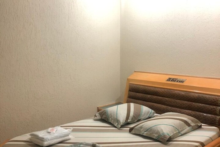 Room 10 of 28