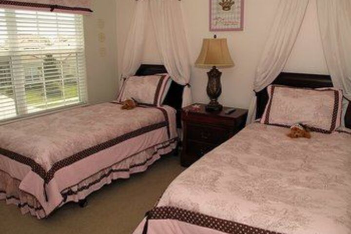 Room 4 of 16