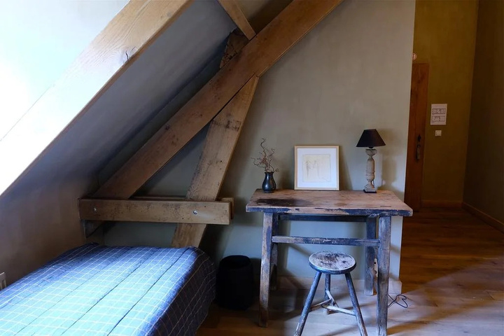 Room 4 of 11