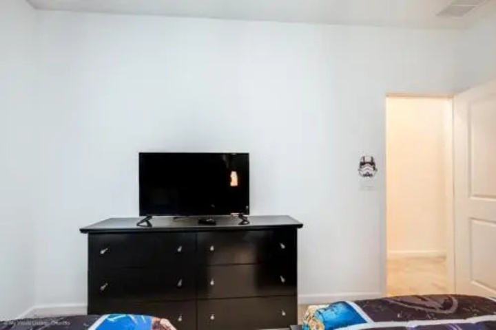 Room 7 of 9
