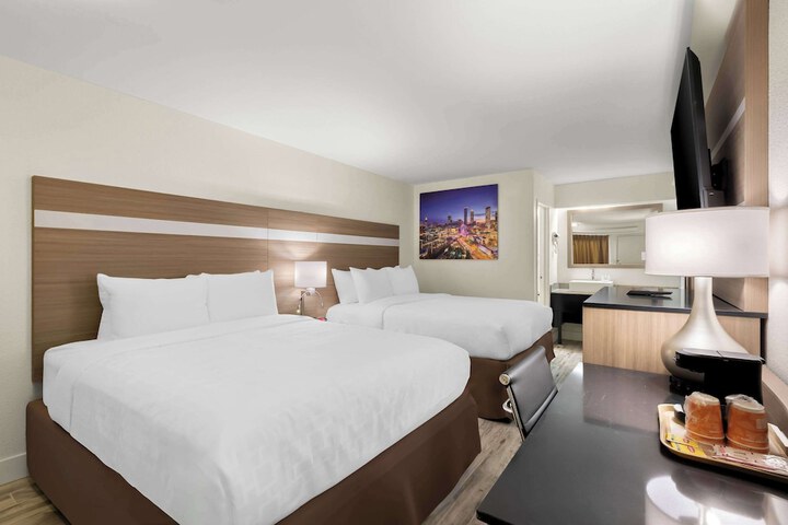 1 Queen Bed (1 of 6)