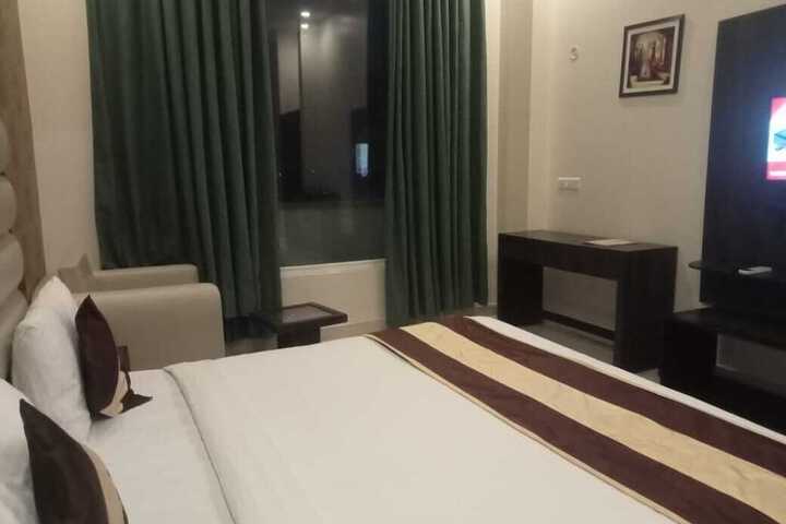Room 11 of 19