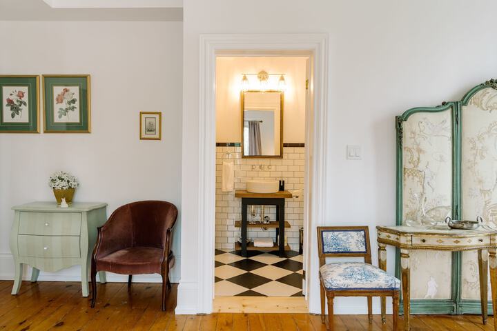 Room 5 of 33
