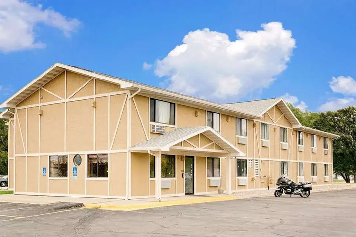 Exterior of SUPER 8 LONG PRAIRIE