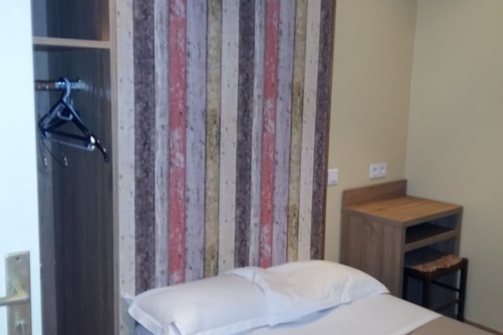 Room 4 of 16