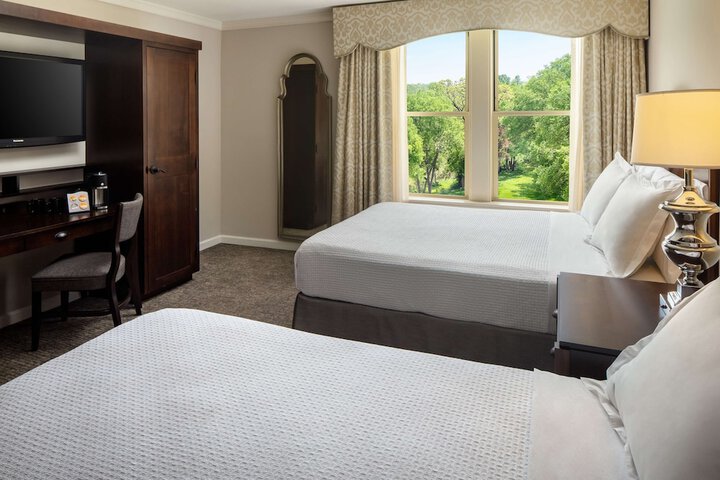 1 Queen Bed (4 of 7)