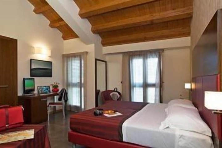 Room 4 of 36