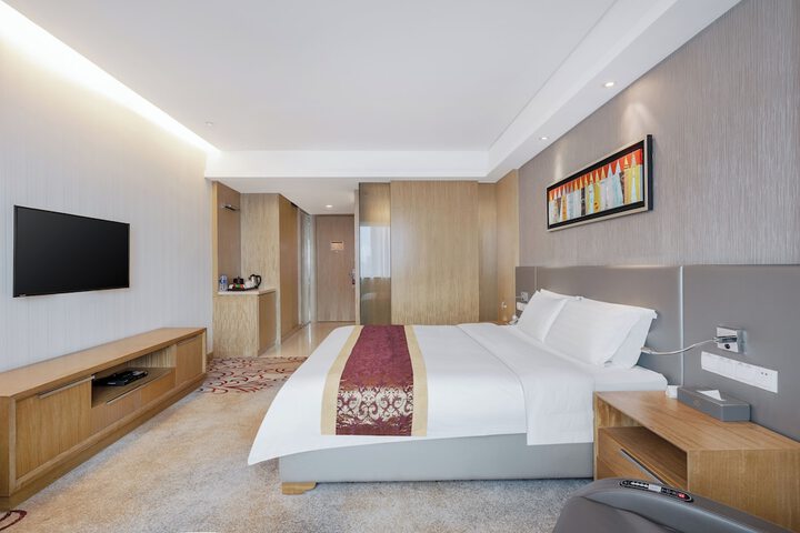 Room 10 of 28