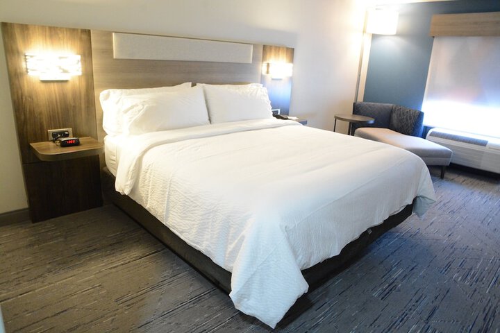1 King Bed (8 of 8)