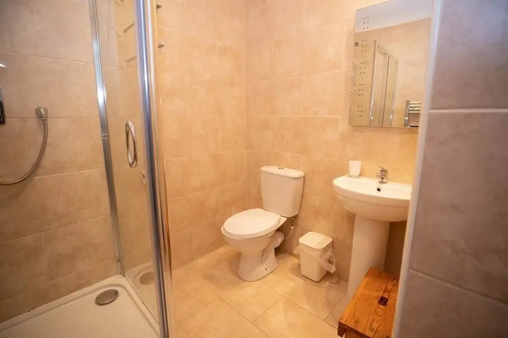 Room 4 of 9