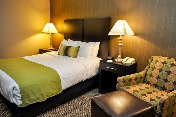 2 Queen Beds Microwave and Refrigerator WiFi Full Breakfast (1 of 12)