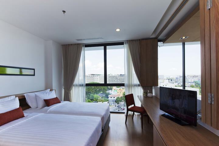 Room 8 of 99