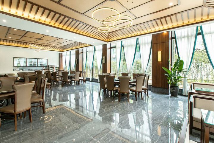 Dujiangyan Yuge Hotel (Qingcheng Mountain Scenic Area High-speed Railway Station)