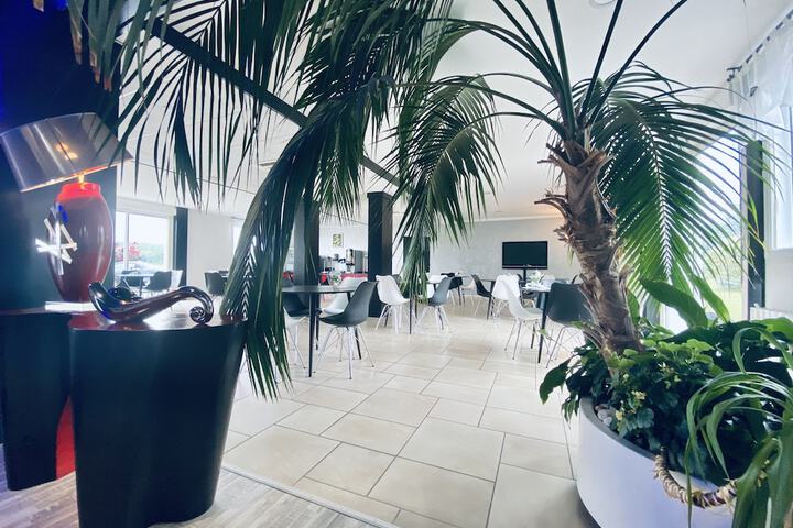 Lounge 62 of 72