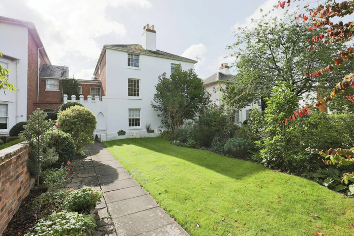 Stunning 4 Bed Semi detached Home With Ample Space