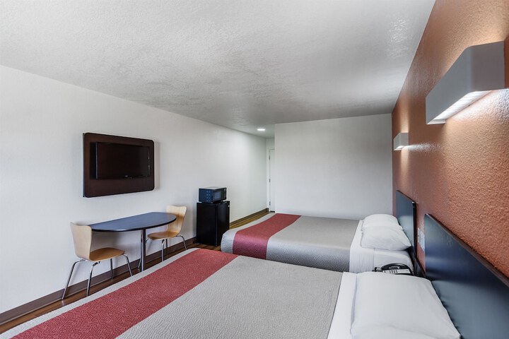 2 Queen Beds Accessible (7 of 7)