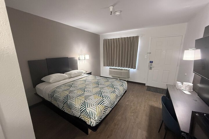 1 Queen Bed (7 of 18)