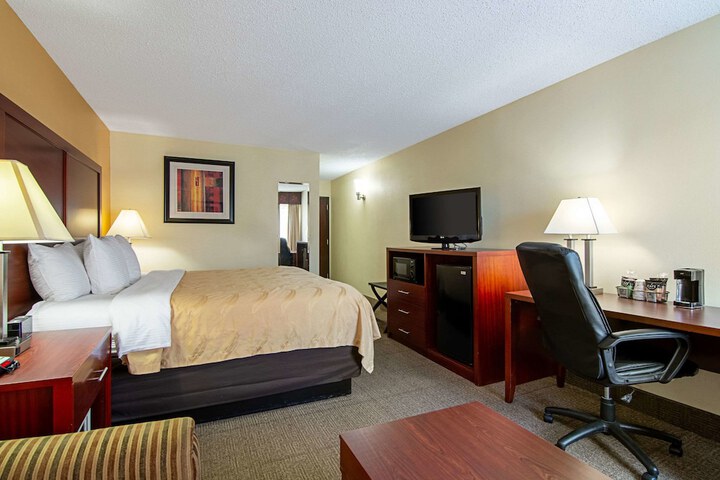 1 King Bed (3 of 7)