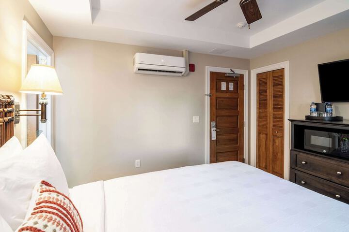 1 Queen Bed (3 of 15)