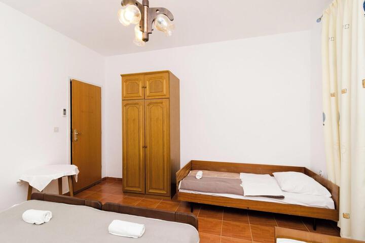 Room 9 of 42