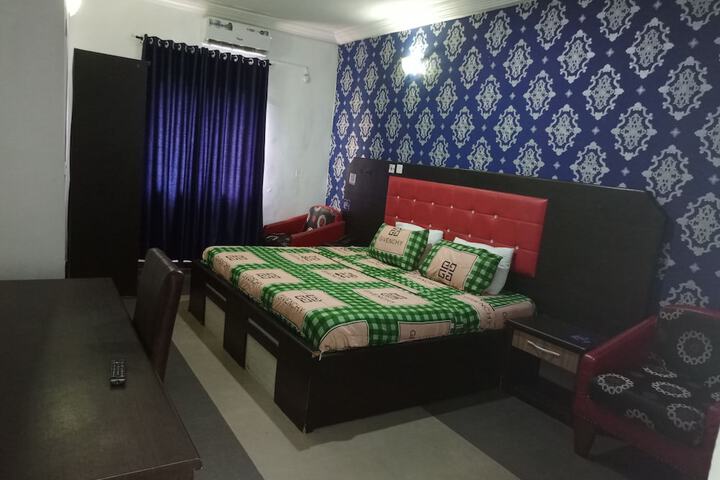 Room 4 of 20