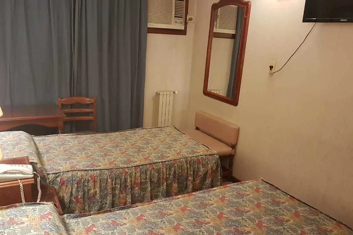 Room 4 of 8