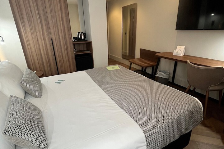 Room 11 of 34