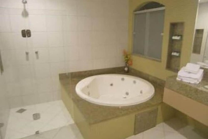 Deep soaking bathtub