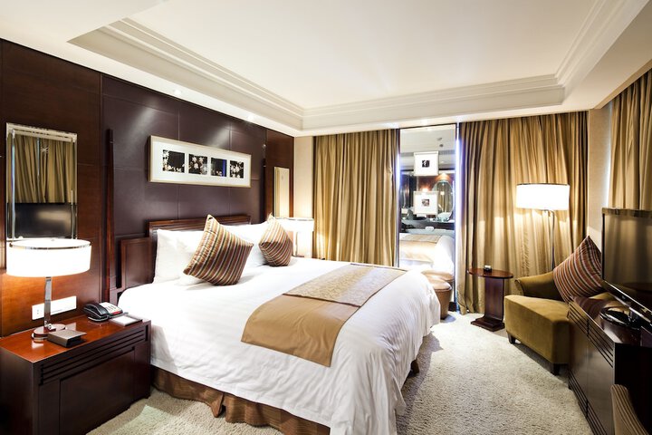 Room 13 of 40